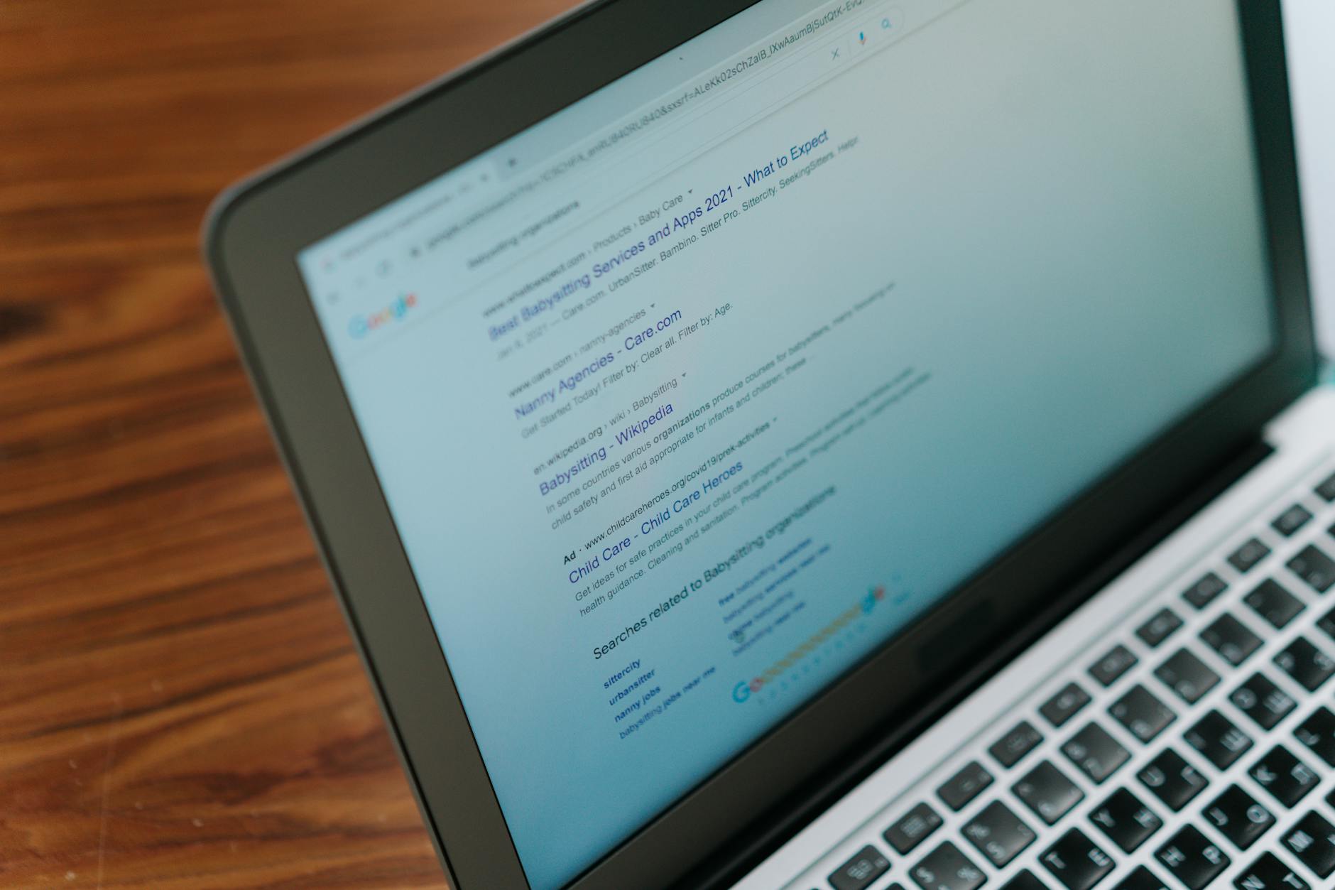 Laptop arătând o pagină de rezultate Google