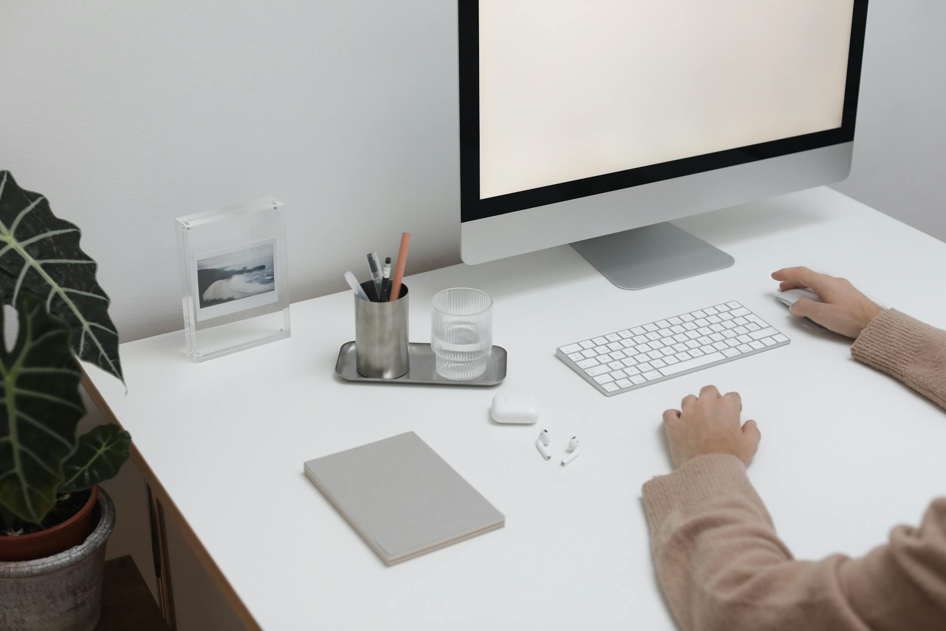 Birou minimalist modern cu laptop și accesorii